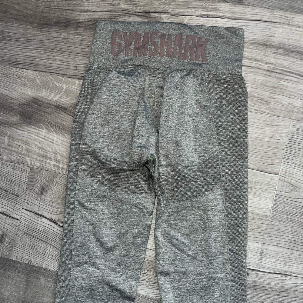 Gym shark leggings